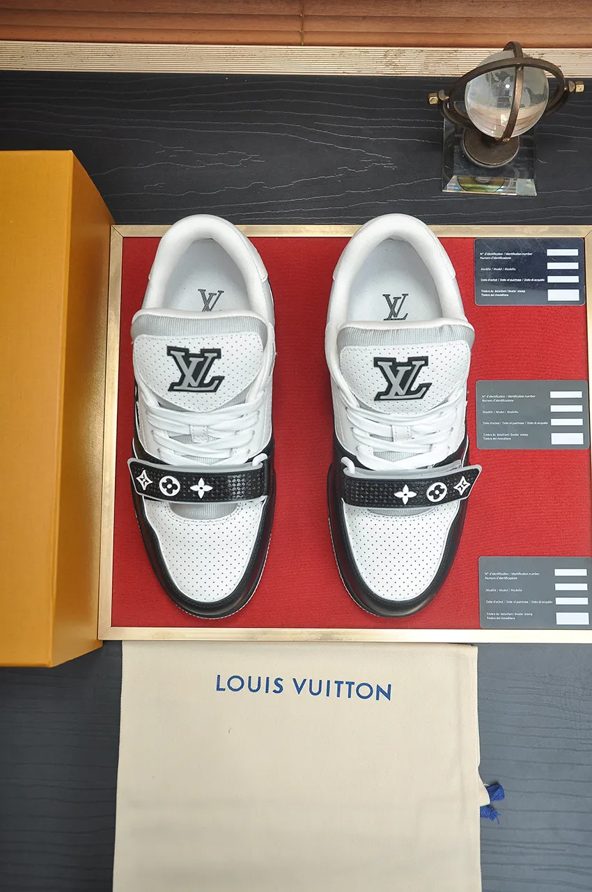 Men's shoes 💰660💶Original development, quality shipping, welcome to compare - LV sneaker series LV Trainer Maxi sneakers introduce the loose silhouette of the ready-to-wear series into the LV Trainer sneaker design written by Virgil Abloh, making an eye-catching appearance in the spring and summer men's wear shows. The cow leather upper is combined with rough fabric laces, and colorful beading highlights the brand's classic elements. LV letters mark the tongue and Monogram floral outsole. Mixed materials Made of first-layer cowhide, wrapped in imported custom-printed denim, thick shoelace design, large Monogram print on the side, "lv 54" badges on the tongue and heel, rubber outsole decorated with Monogram flowers, mesh lining and cotton feet, the comfort is as extreme as ever, premium heritage, quality first, worth owning! Size: Women's 35-39 (customized at 40, non-refundable) Men's 39-45 (customized at 38.46, non-refundable) ♡Full set of packaging with original gift box